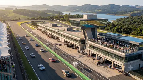 Vista aérea de uma reta principal com edificações lineares e arquibancadas