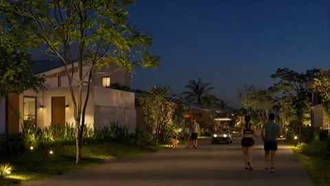 Rua residencial noturna com iluminação rasante, pedestres e vegetação densa